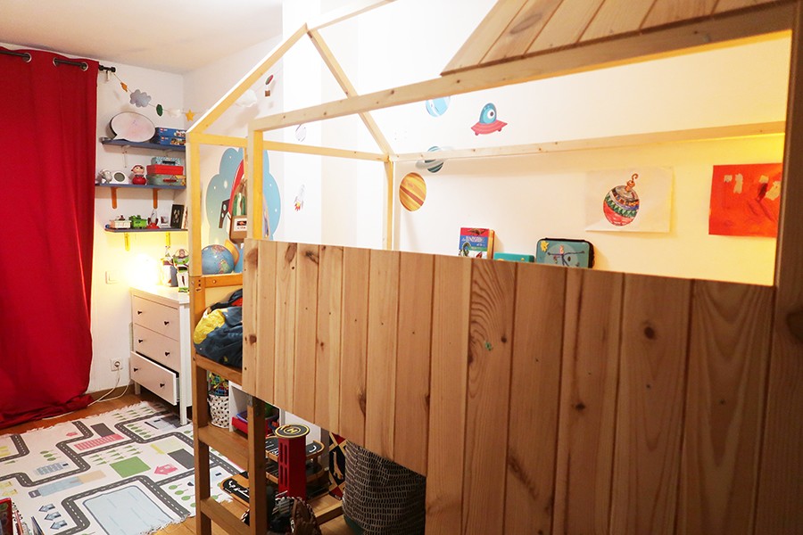 Lit cabane dans chambre d'enfant de 10m2