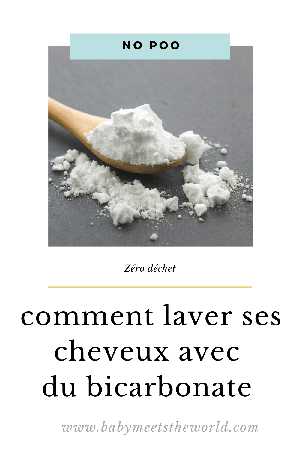 Après avoir testé les oeufs et l'argile verte j'ai tenté le bicarbonate de soude. En effet, ce dernier peut être utiliser pour se laver les cheveux et ça marche ! Pratique et peu couteux il est aussi très écologique ! Fini les bouteilles en plastique ! Pourquoi le bicarbonate de soude De nos jours le bicarbonate et très souvent utilisé que cela soi en cuisine pour remplacer la levure mais aussi pour fabriquer ses propres produits ménagers. Le bicarbonate est donc un must have à avoir à la maison. On le trouve dans tout type de commerce au rayon sel. Il est très bon prix et surtout naturel. Vous pouvez l'acheter en paquet mais aussi dans un flocon comme le sel ou le poivre. J'imagine qu'il peut aussi s'acheter en vrac dans les boutiques bio ou spécialisée. Le bicarbonate est très efficace pour éliminer le sébum. De plus il a des vertus purifiante et peut éliminer les dépôts de calcaire causés par l'eau. L'utilisation du bicarbonate de soute pour les adeptes du no poo est surtout utiliser pour les clarifications. Qu'est-ce que la clarification La clarification consiste à se débarrasser des résidus de shampoings chimiques que vous avez utilisé auparavant. Si par exemple vous décidez de passer au no poo ou à l'utilisation de shampoing bio commencez par une clarification. on remet les compteurs à zéro ! La technique pour se laver les cheveux avec du bicarbonate Se laver les cheveux avec du bicarbonate de soude est un chouilla plus compliqué qu'avec un shampoing standard ! Il va tout d'abord falloir préparer votre patte. Pour se faire tout dépend de votre longueur et épaisseur mais disons que vous pouvez partir sur ses bases la et adapter. 2 cuillères à soupe de bicarbonate de soude pour 6 cuillères à soupe d'eau. On mélange bien le tout. Vous devriez avoir une espèce de patte. Vous pouvez rajouter de l'eau ci besoin. Je mets le tout dans un petit flocon afin de bien mélanger ma mixture. Sous la douche commencez par humidifier vos cheveux puis appliquez votre mixture. Attention d'en mettre bien partout ! Massez votre cuire chevelu jusqu'à ce que vous sentiez que la pate soi réparti bien partout. Vous allez voir c'est assez étrange car le bicarbonate est assez granuleux ! Faites attention aux yeux car ça peut piquer. Vous pouvez laisser agir quelques minutes le temps de laver votre corps. Et puis répéter l'opération une deuxième fois s'il vous reste du produit. Rincez à l'eau clair ou alors avec du vinaigre de cidre dilué dans de l'eau. (C'est une option, mes cheveux sont assez poisseux si je le fais). Les avantages et inconvénients l'avantage de laver ses cheveux avec du bicarbonate c'est que c'est écolo, naturel et très bon prix ! La technique reste assez simple et vous pourrez facilement transporter du bicarbonate de soude dans un flacon si vous partez en voyage. L'inconvénient c'est que vous ne pourrez pas utiliser cette technique tout le temps. En effet, le bicarbonate peut assécher vos cheveux, les écailles s'ouvrent et la chevelure peut être fragilisé. Il ne faut donc pas le faire plus d'1 fois par semaine. Notez aussi que ça n'est pas conseillé si vous avez les cheveux colorés. Vous pouvez aussi faire un masque en complèment (je reviens vite avec des idées de masques avec ce que l'on trouve facilement dans le frigo !) Mon avis j'ai essayé cette technique la semaine dernière et je dois bien avouer que j'ai été assez bluffée ! Mes cheveux étaient propres, épais et doux ! J'ai l'impression que mes boucles étaient plus défini et que cela produisait un petit effet beach hair. Tiens d'ailleurs j'en profite pour vous partager mon spray pour un effet après plage !) Mes cheveux sont tout de même redevenu gras assez vite. Comme d'habitude au bout de 2 jours. je tiens bon en essayant d'espacer mes shampoings d'au moins 4 jours. Il faut plusieurs mois avant que le cuir chevelu s'habitue ! Je préfère le lavage des cheveux avec l'oeuf. Mes cheveux sont plus doux et j'ai l'impression que le jaune apporte un vrai soin. Je reste néamoins bien contente de ma découverte et pense la refaire de temps en temps !