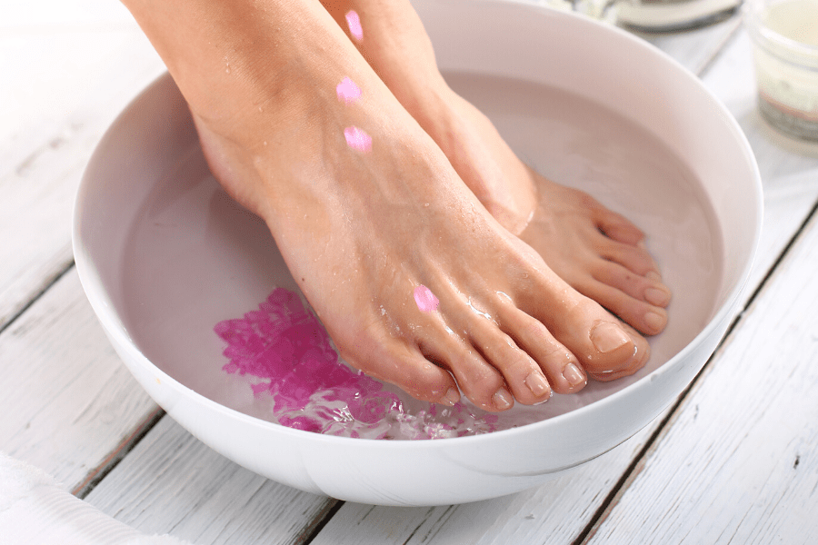 Astuces pour hydrater au naturel les pieds archi secs de l'été 