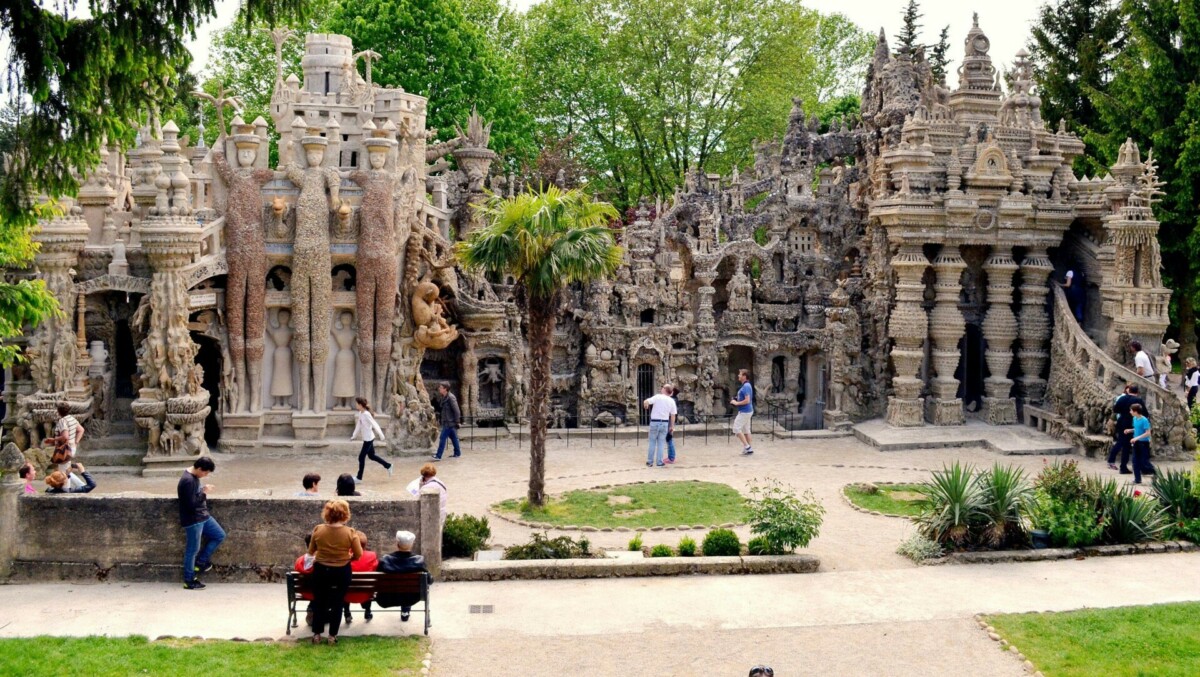 le Palais Idéal du Facteur Cheval vs cambodge